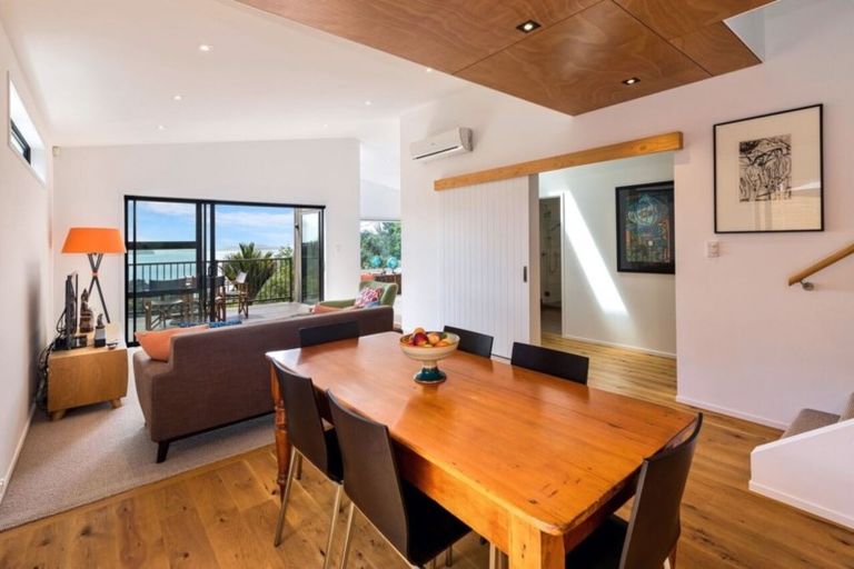 Photo of property in 64 Otitori Bay Road, Titirangi, Auckland, 0604