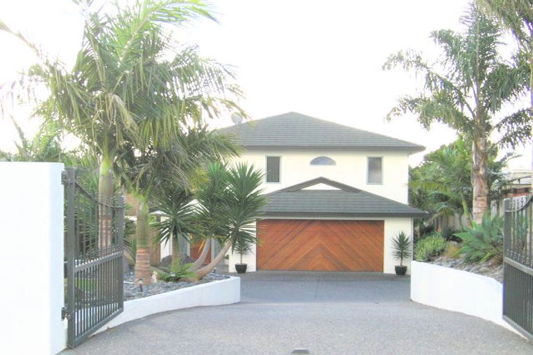 Photo of property in 92 Whangaparaoa Road, Red Beach, 0932