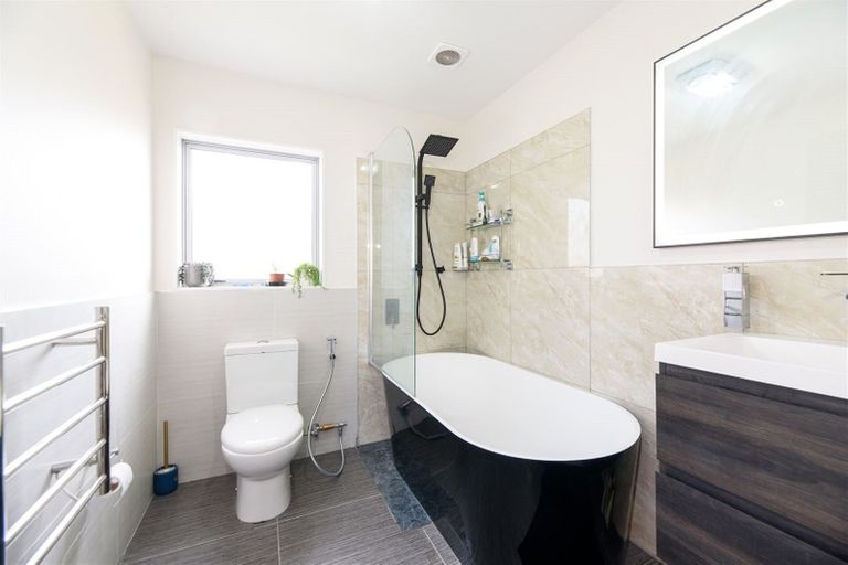 Photo of property in 10a Beeche Place, Birkdale, Auckland, 0626