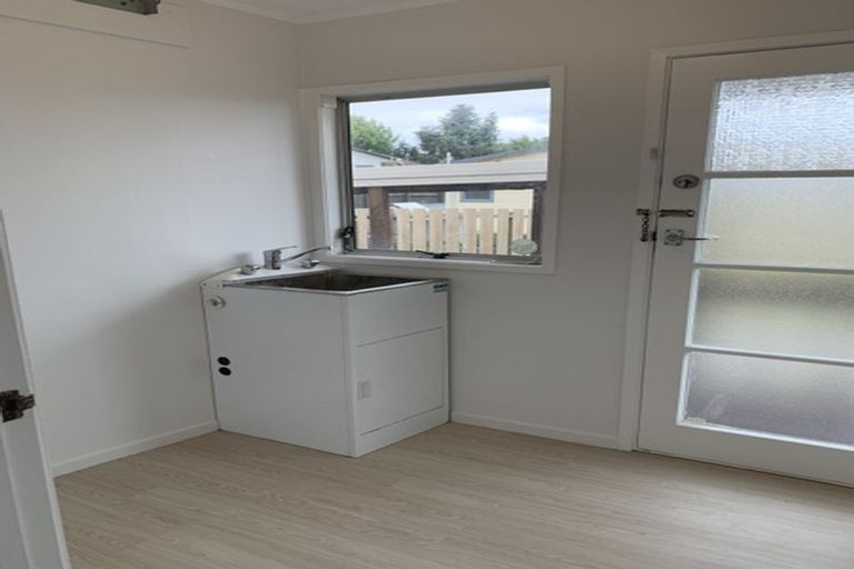 Photo of property in 2/6 Bundena Place, Clendon Park, Auckland, 2103