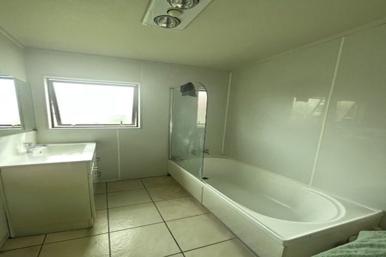 Photo of property in 9 Edgewater Drive, Pakuranga, Auckland, 2010