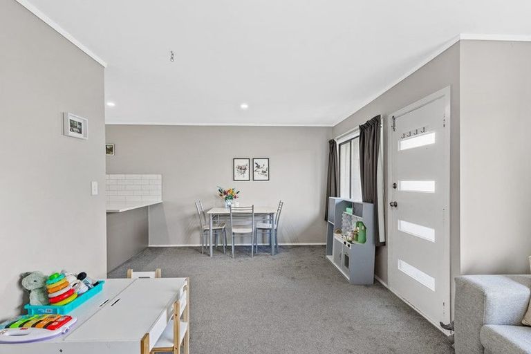 Photo of property in 2/2 Forsythe Place, Massey, Auckland, 0614