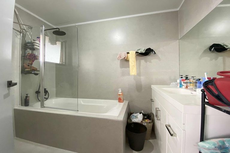 Photo of property in 46 Target Road, Totara Vale, Auckland, 0629