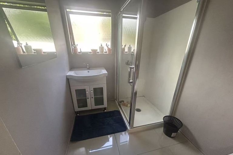 Photo of property in 1/21 Lowtherhurst Road, Massey, Auckland, 0614