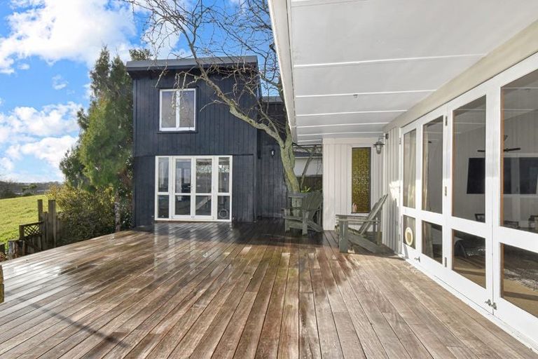 Photo of property in 8 Hobsonville Road, West Harbour, Auckland, 0618