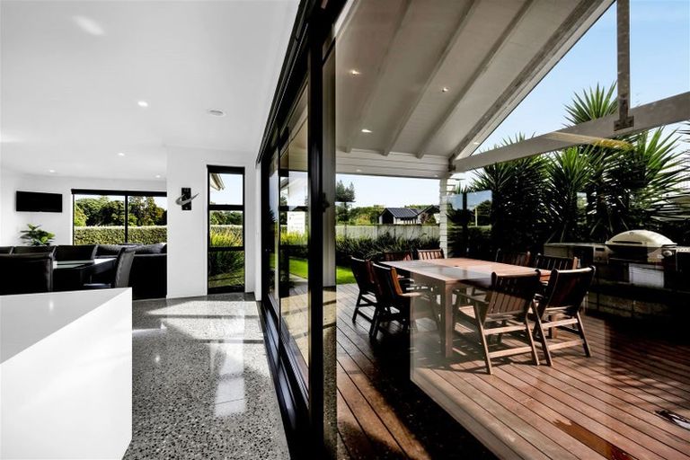 Photo of property in 6 Pebble Beach Court, Waiwhakaiho, New Plymouth, 4312