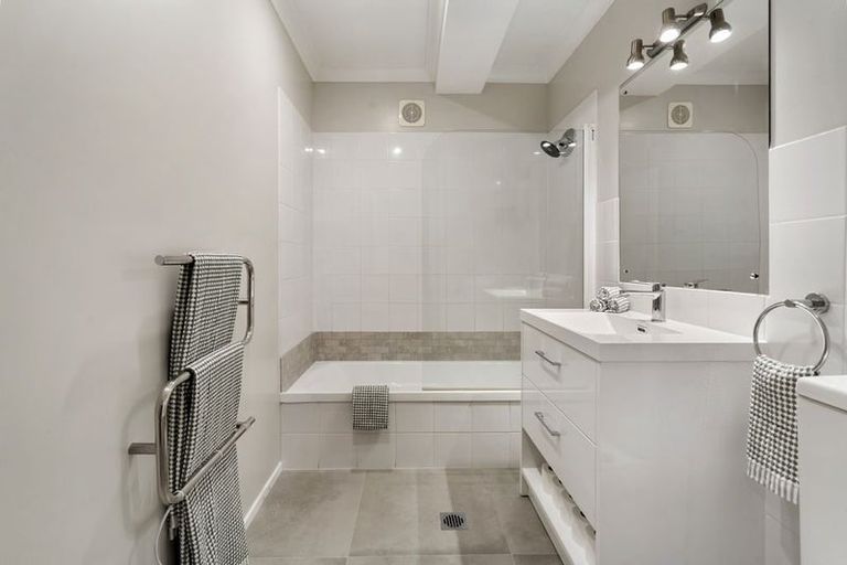 Photo of property in 2/22 Roseberry Avenue, Birkenhead, Auckland, 0626