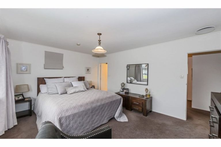 Photo of property in 1 Pluto Place, Beach Haven, Auckland, 0626