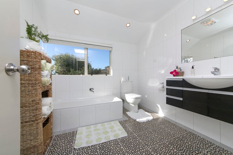 Photo of property in 6 Applemoors Way, Riverhead, 0820