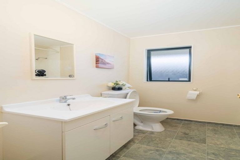 Photo of property in 8 Frank Bunce Grove, Flat Bush, Auckland, 2019