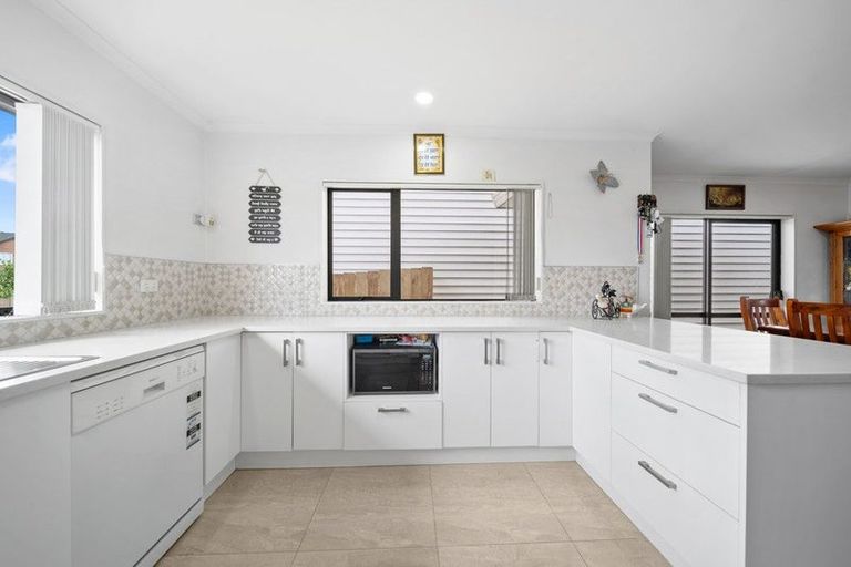 Photo of property in 4 Figtree Terrace, Goodwood Heights, Auckland, 2105