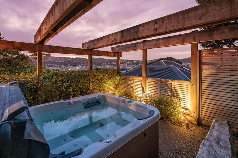 Photo of property in 60 Hawker Street, Mount Victoria, Wellington, 6011