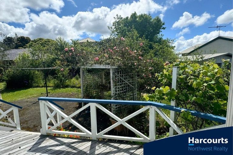 Photo of property in 1 Denver Avenue, Sunnyvale, Auckland, 0612