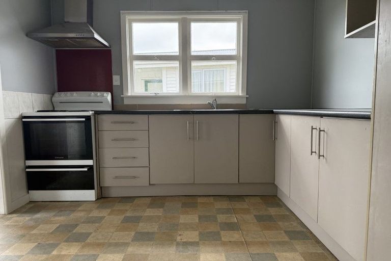 Photo of property in 14 Adventure Street, Marfell, New Plymouth, 4310