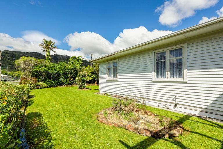 Photo of property in 21 Wellington Road, Wainuiomata, Lower Hutt, 5014