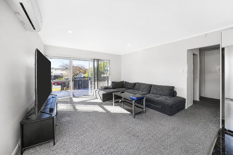 Photo of property in 1/2 Kennington Drive, Clendon Park, Auckland, 2103