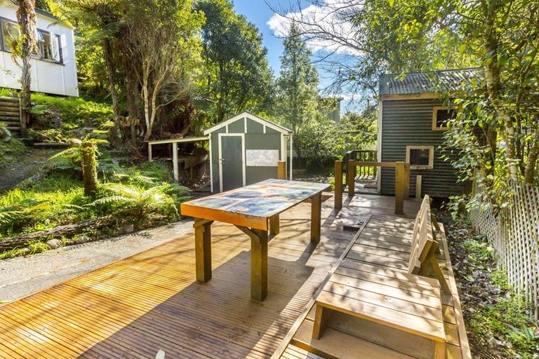 Photo of property in 126 Pinehaven Road, Pinehaven, Upper Hutt, 5019