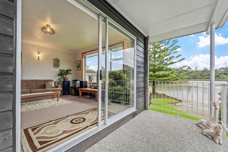Photo of property in 17 Weranui Road, Waiwera, 0994