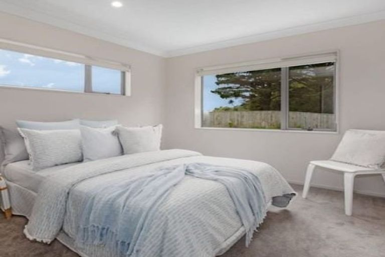 Photo of property in 2 Brindle Way, Newlands, Wellington, 6037