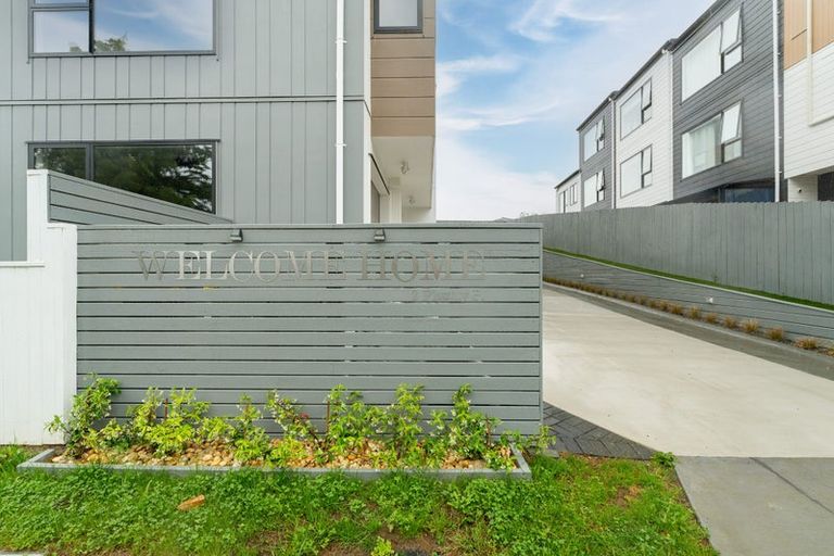 Photo of property in 6/2 Flaunty Place, West Harbour, Auckland, 0618