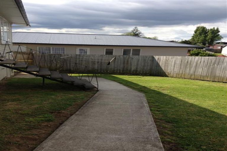 Photo of property in 10 Trojan Crescent, New Lynn, Auckland, 0600