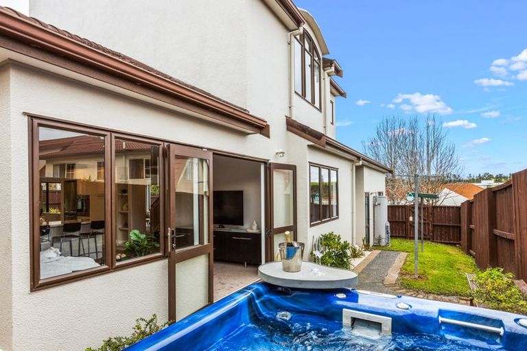 Photo of property in 6 Rathmullen Place, Pinehill, Auckland, 0632