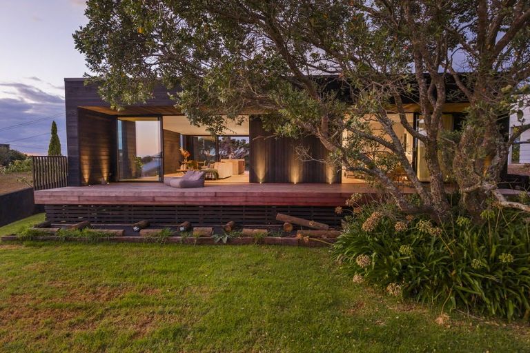 Photo of property in 28 Pacific Parade, Surfdale, Waiheke Island, 1081