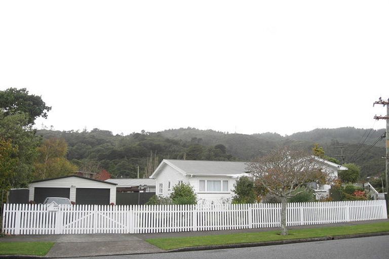 Photo of property in 33 Glen Road, Stokes Valley, Lower Hutt, 5019