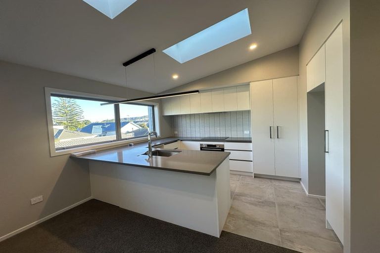 Photo of property in 2/7 Grays Road, Plimmerton, Porirua, 5026