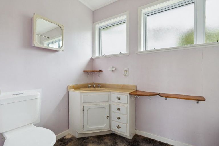 Photo of property in 2 Whakawhiti Street, Marfell, New Plymouth, 4310