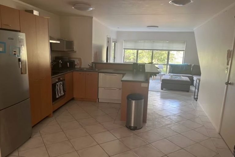 Photo of property in The Haven, 9/120 Beach Haven Road, Beach Haven, Auckland, 0626