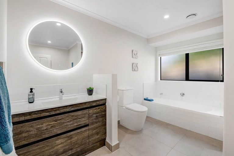 Photo of property in 14 Seamount Drive, Red Beach, 0932