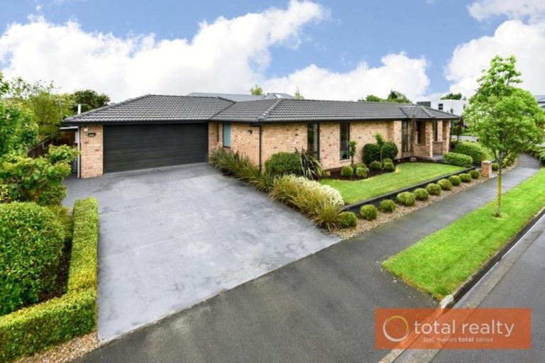 Photo of property in 17 Sovereign Gardens, Halswell, Christchurch, 8025