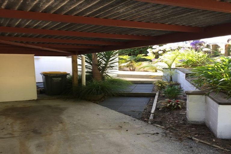 Photo of property in 1/18 Teviot Place, Totara Vale, Auckland, 0629