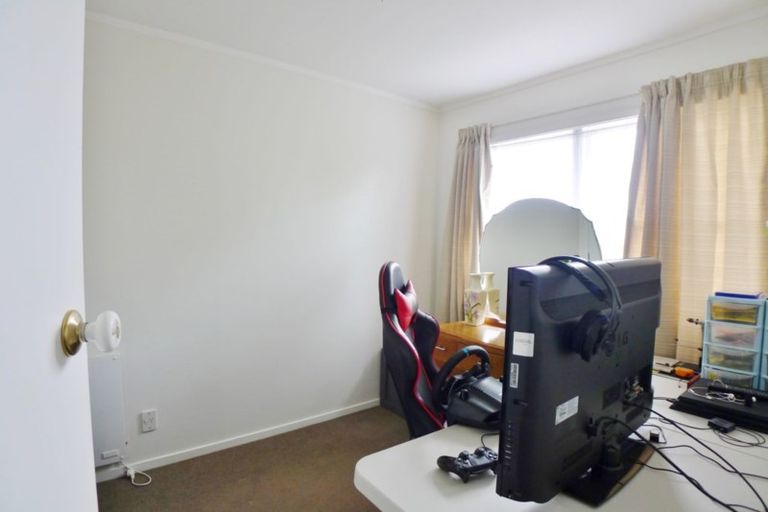 Photo of property in 2/33 Easton Parade, Glenfield, Auckland, 0629