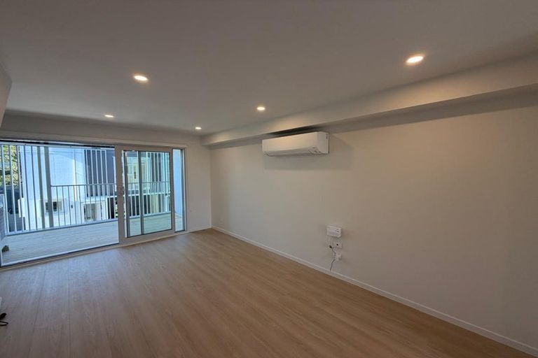 Photo of property in 9/9 Aeroview Drive, Beach Haven, Auckland, 0626