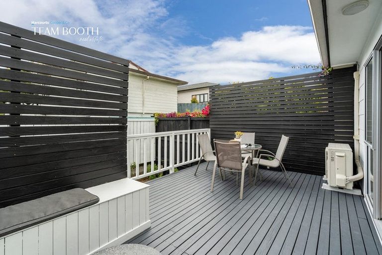 Photo of property in 2/3a Kirrie Avenue, Te Atatu South, Auckland, 0610