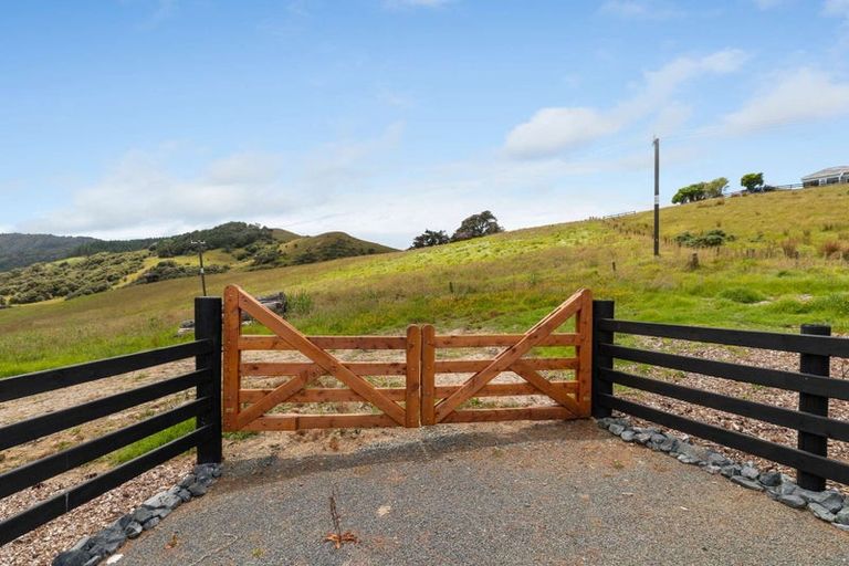 Photo of property in 3060 Kaipara Coast Highway, Glorit, 0984