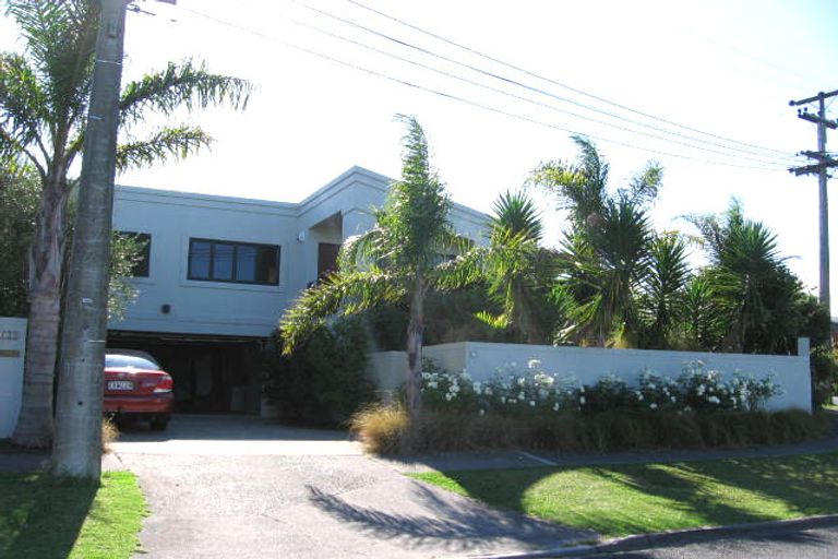 Photo of property in 1/100 Hebron Road, Waiake, Auckland, 0630