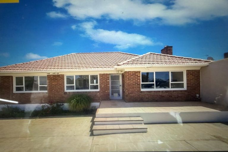 Photo of property in 2/322 East Coast Road, Sunnynook, Auckland, 0632