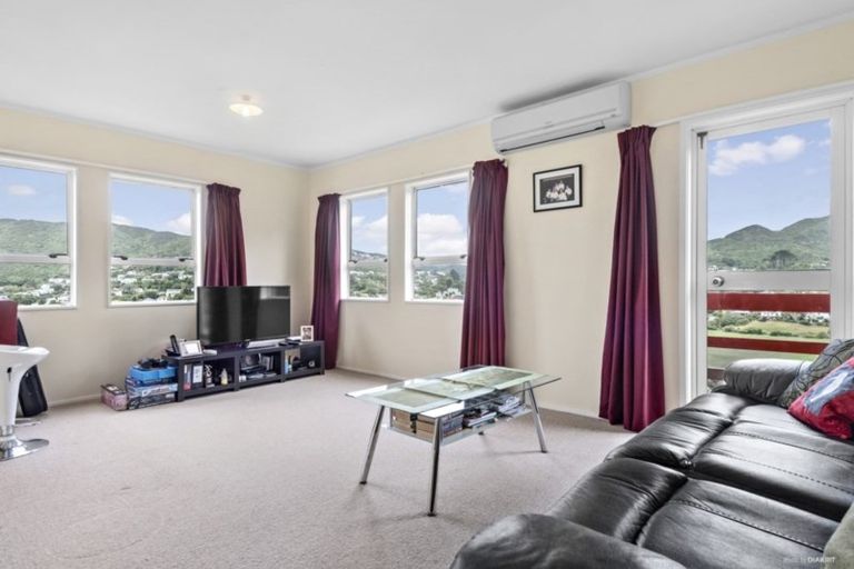 Photo of property in 2/30 Percy Dyett Drive, Karori, Wellington, 6012