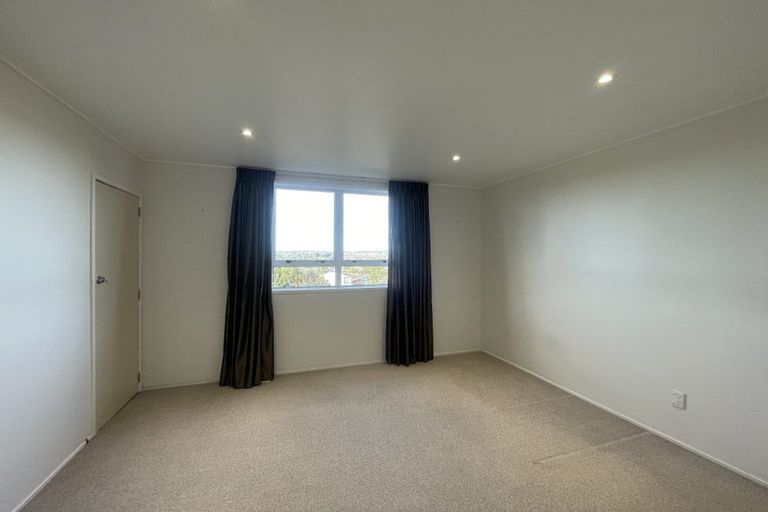 Photo of property in 25 Downsview Road, Pakuranga Heights, Auckland, 2010