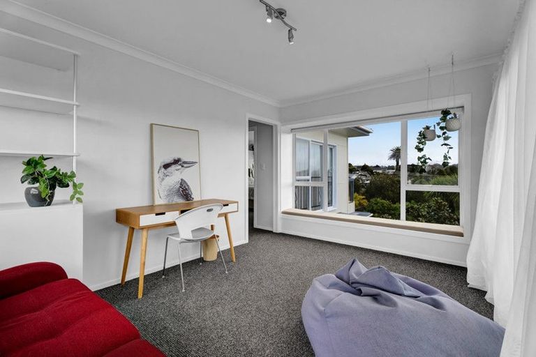 Photo of property in 10 Strandon Place, Strandon, New Plymouth, 4312