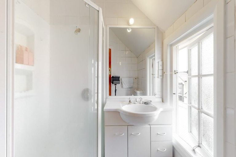 Photo of property in 17 Selwyn Terrace, Thorndon, Wellington, 6011