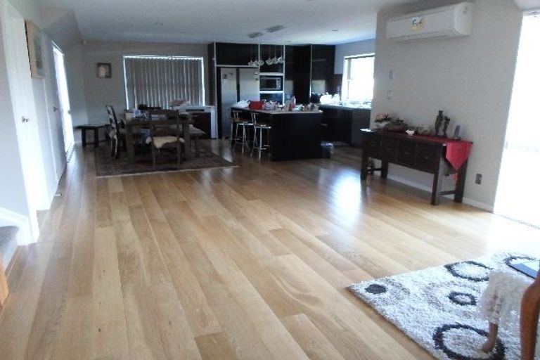 Photo of property in 20 Lakeridge Close, Northcross, Auckland, 0632