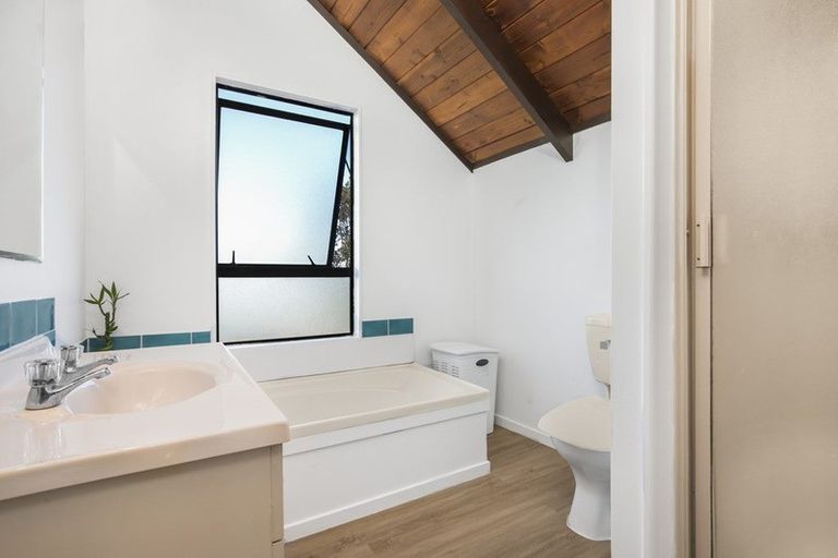 Photo of property in 2/9 Heathglen Place, Bayview, Auckland, 0629