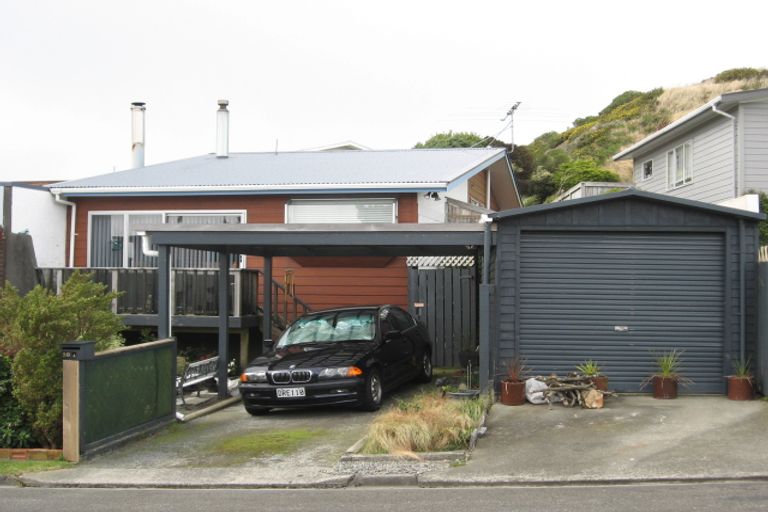 Photo of property in 39a Edgecombe Street, Newlands, Wellington, 6037