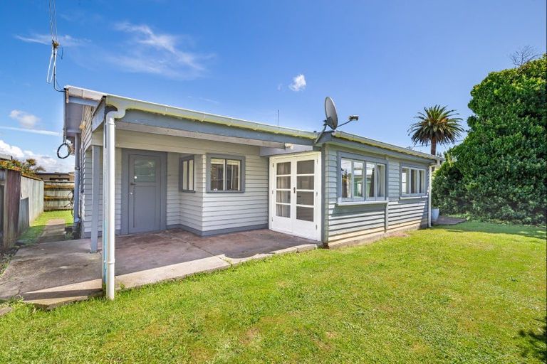 Photo of property in 88 Queenwood Road, Levin, 5510