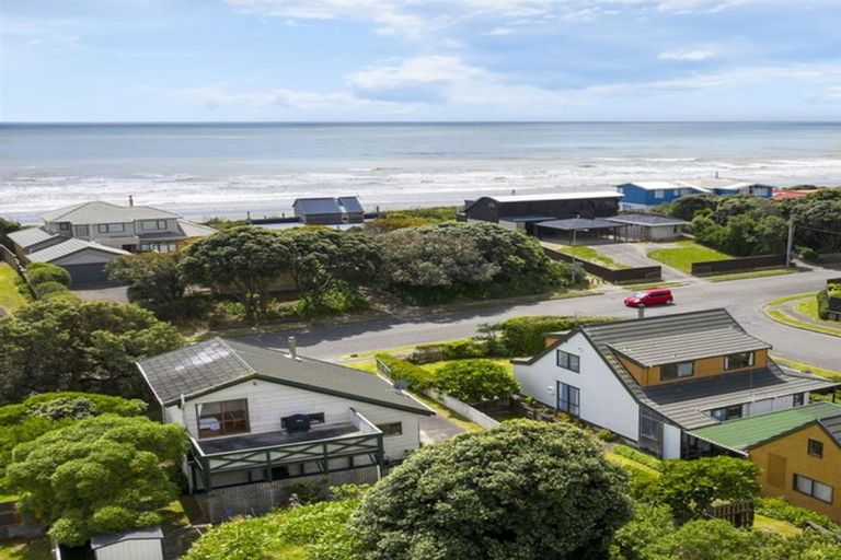Photo of property in 76 Field Way, Waikanae Beach, Waikanae, 5036