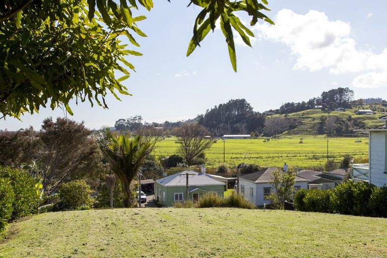 Photo of property in 17 Awaroa Road, Helensville, 0800